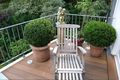 Holzterrasse auf dem Balkon