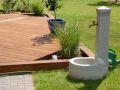Holzterrasse mit Brunnen