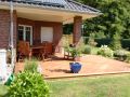Holzterrasse mit Dach