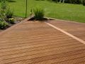 Holzterrasse mit Pflabzen