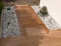 Holzterrasse mit Wasserspiel