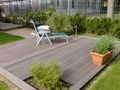 Holzterrasse mit Bambus