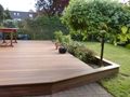 Holzterrasse mit Blumen beet