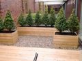 Holzterrasse mit Holzkuebel