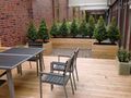 Holzterrasse mit Pflanzkuebel
