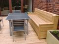 Holzterrasse mit Sitzbank