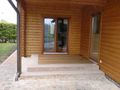 Holzterrasse mit Steinstuffen