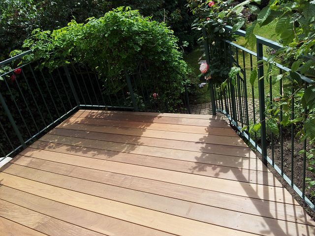 Holzterrasse im Grünen