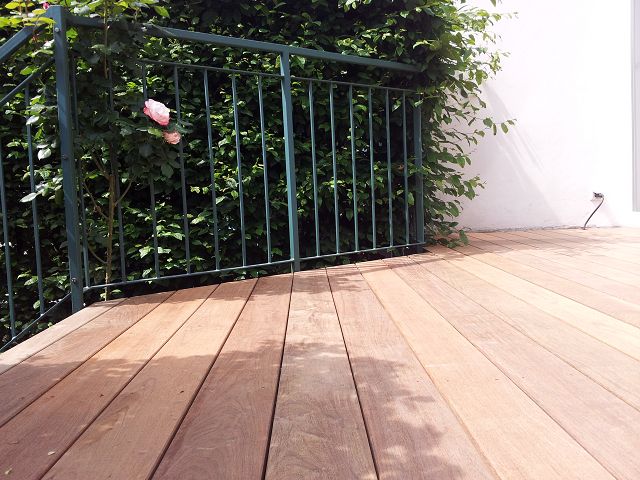 Holzterrasse mit Stahl Geländer