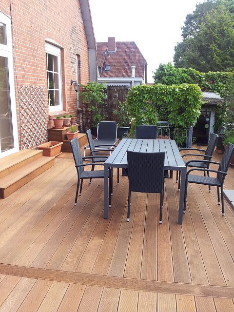 Holzterrasse mit feiner Riffelung