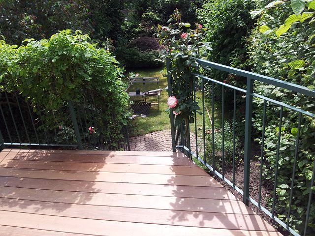 Stahlgerüst mit Holzterrasse