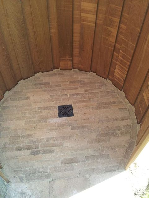 Dusche im Garten aus Holz