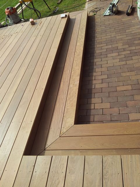 Holzterrasse mit Stuffe