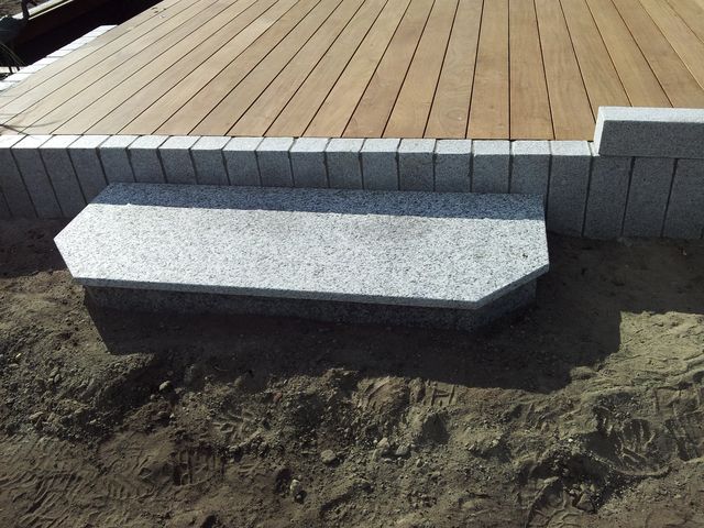 Granit Triitt an einer Holzterrasse