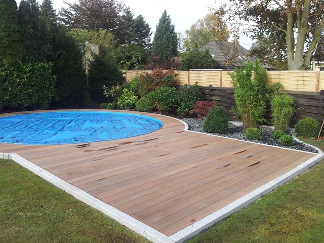 Holzterrasse am Poll