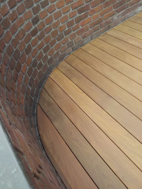 Holzterrasse mit Rundung