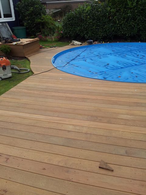 Holzterrasse um ein Poll