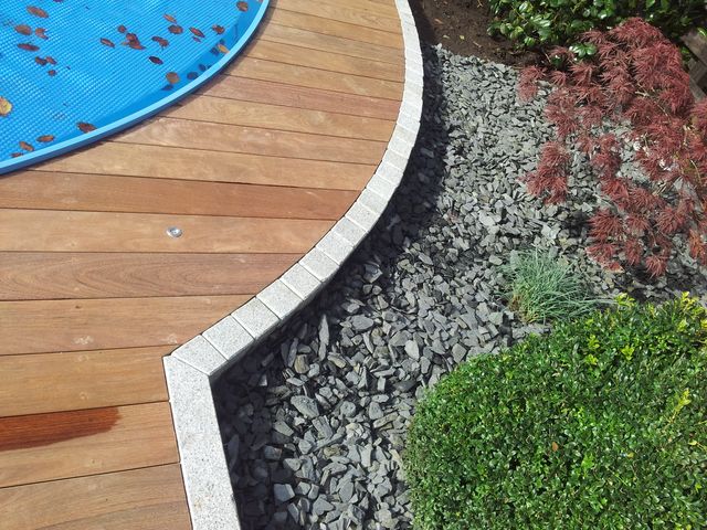 Runde Holzterrase mit Stein