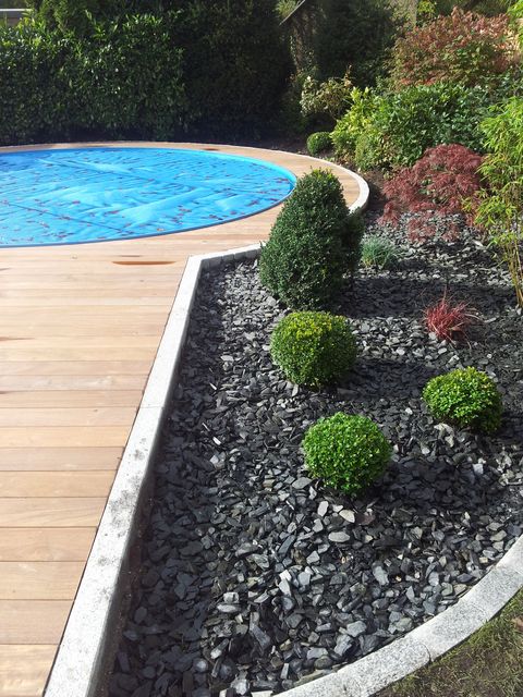 Schiefer Split mit Holzterrasse