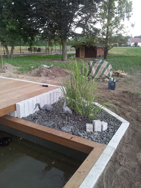 Steinbett an einer Holzterrasse