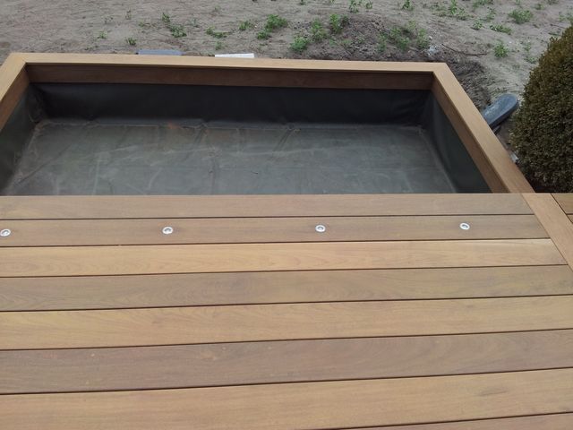 Teich mit Holzterrasse