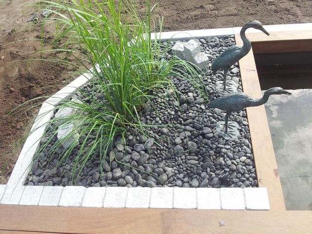 terrasse aus Holz mit Teich