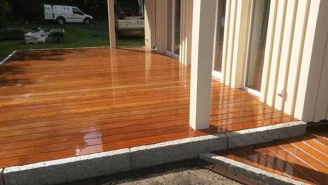 Höhenversetzte Holzterrasse