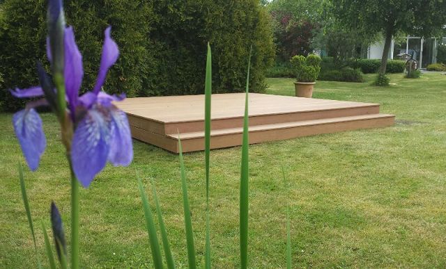 Holzdeck für ein Außenbecken