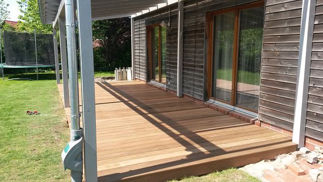 Holzterrasse am Holzhaus