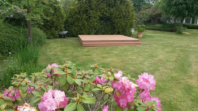 Holzterrasse im Garten