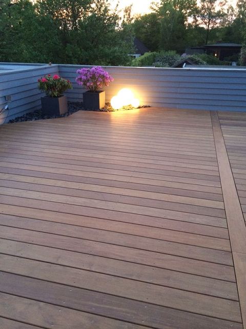 Holzterrasse mit Beleuchtung