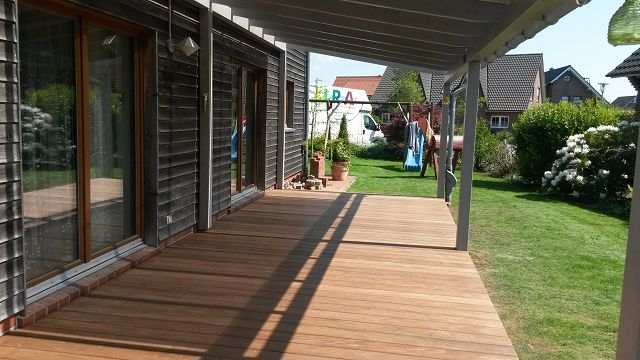 Holzterrasse mit Dach