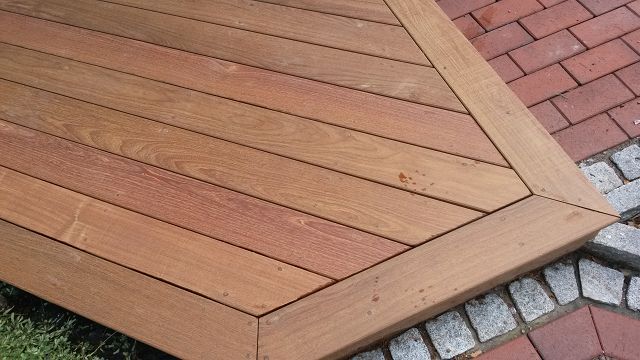 Holzterrasse mit Fries