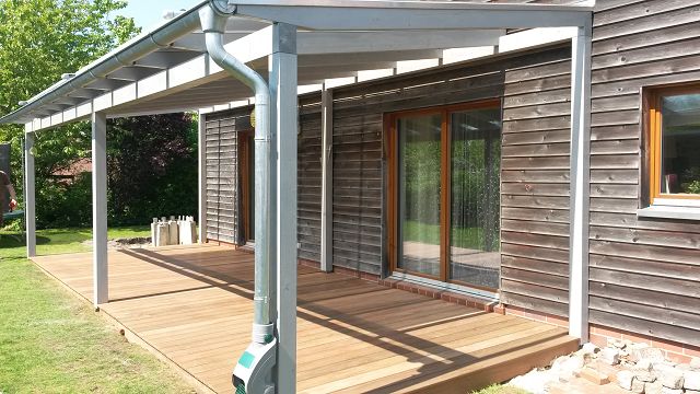 Holzterrasse und Holzhaus