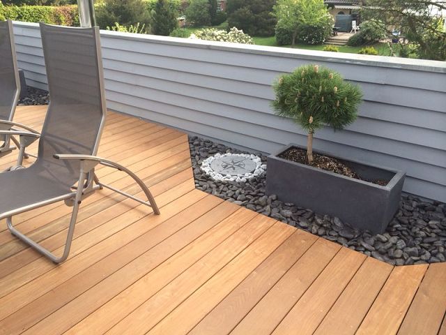 Terrasse mit Steinbett