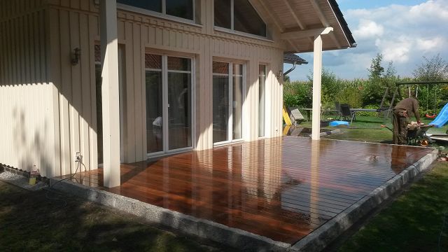 Terrasse aus Ipe vorm Holzhaus
