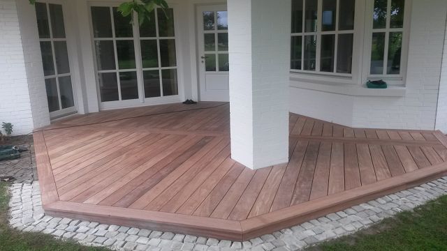 Terrasse mit weiße Fassade