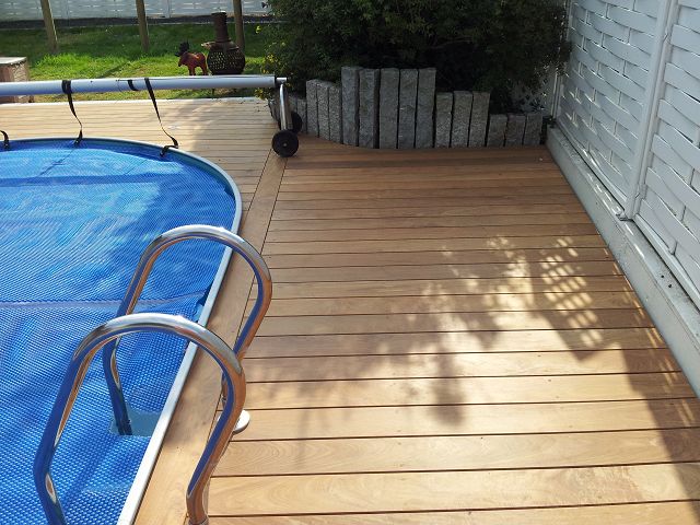 Holzterrasse Pool