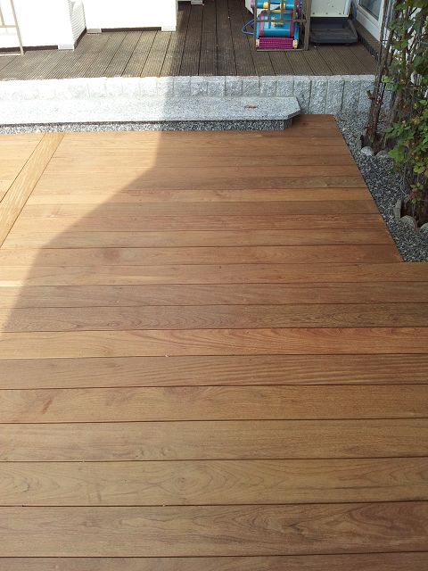 Holzterrasse mit Granit Tritt